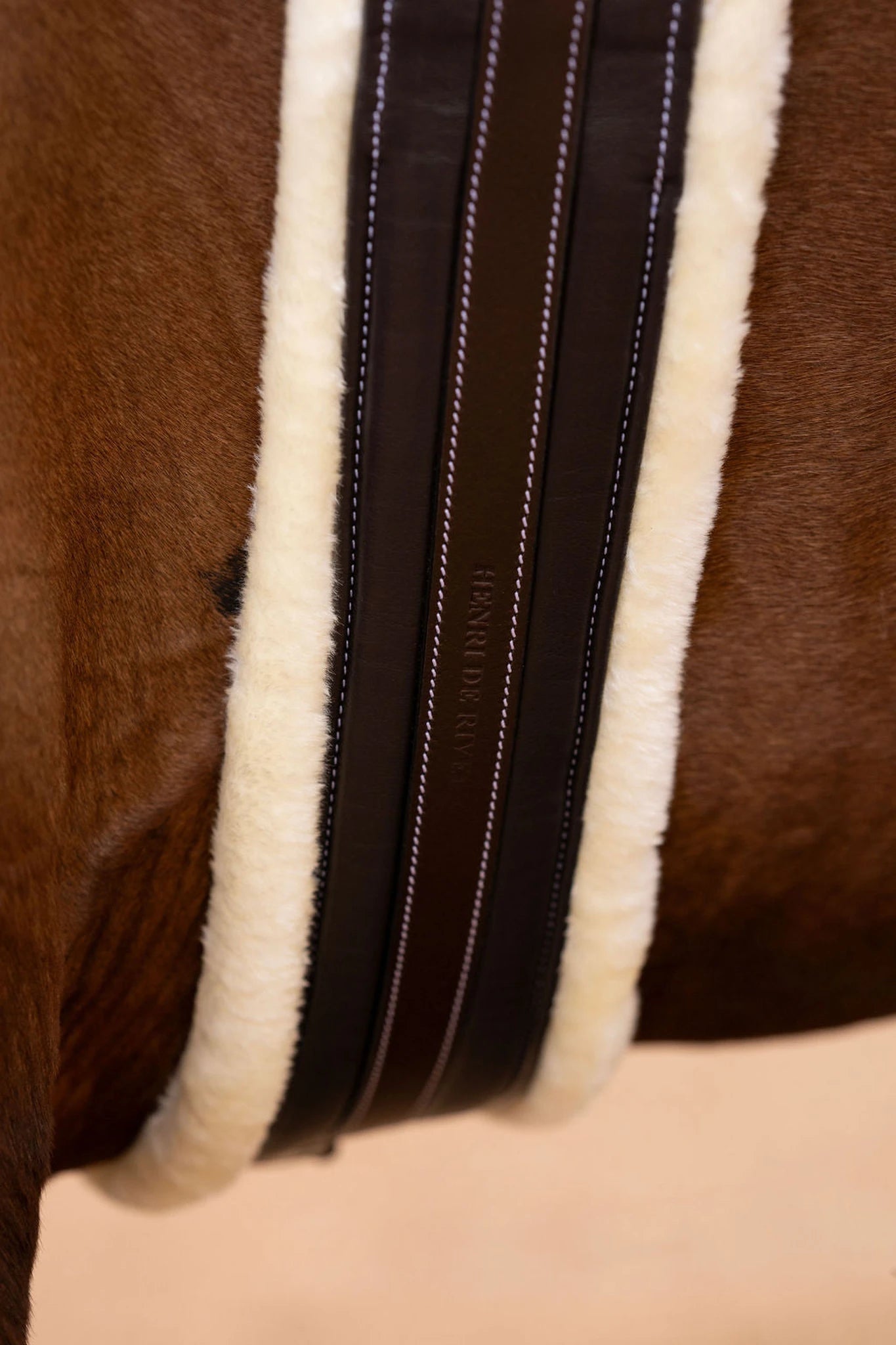 Henri de Rivel Advantage Chafeless Sherpa Fleece Girth - Havana